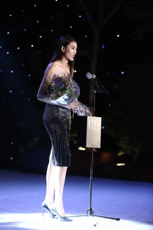 Người mẫu Kim Nhung nhận giải thưởng Người