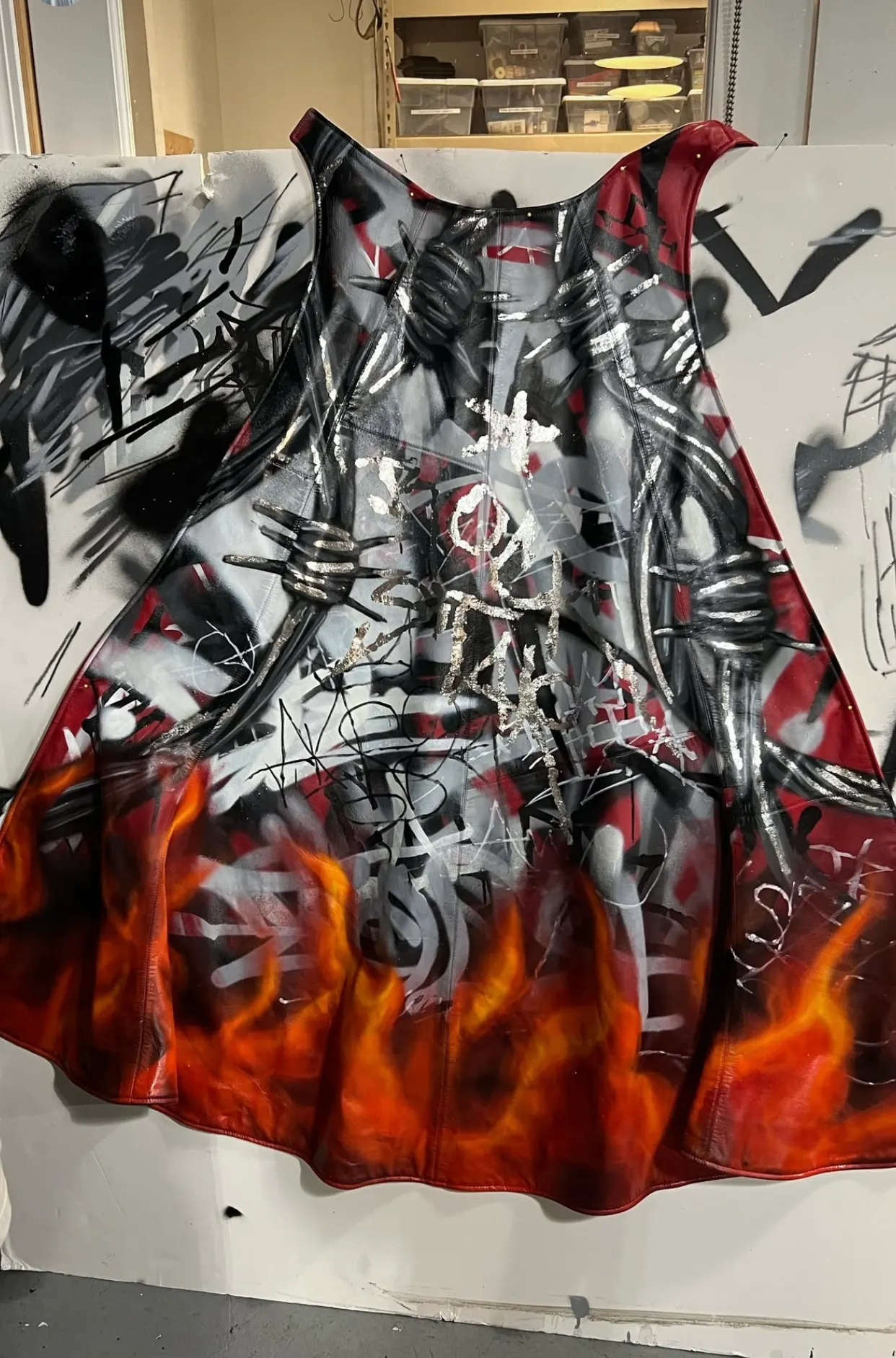 Phần tà váy được vẽ graffiti lisa