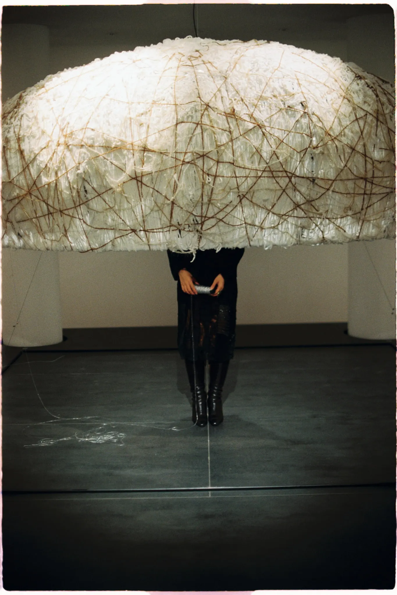 Tác phẩm Kén tại triển lãm Sợi của <mark class=