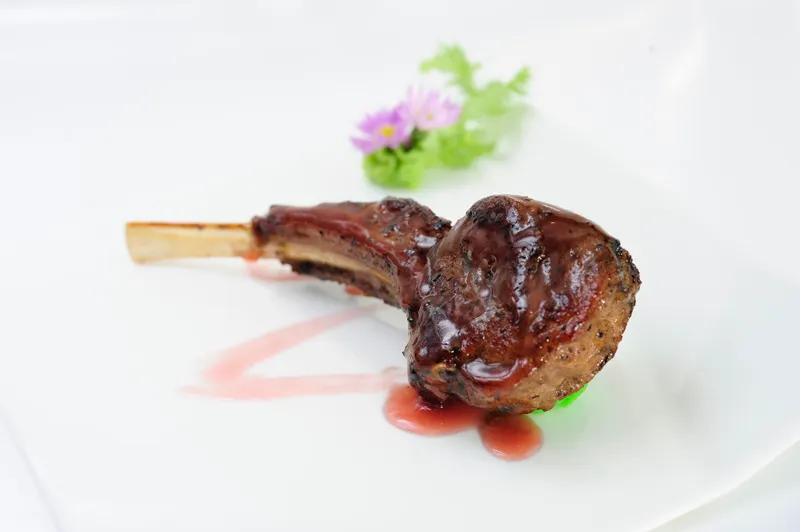 nhà hàng Long Triều - Sườn cừu chiên sốt BBQ.