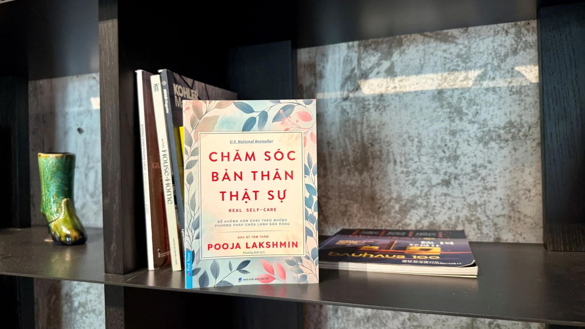 Sách Chăm sóc bản thân thật sự là cuốn sách của bác sĩ tâm thần Pooja Lakshmin