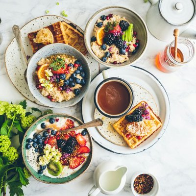 Bữa sáng lành mạnh với yến mạch, sữa chua, trái cây tươi và mật ong, giúp hỗ trợ kiểm soát cholesterol và tốt cho tim mạch