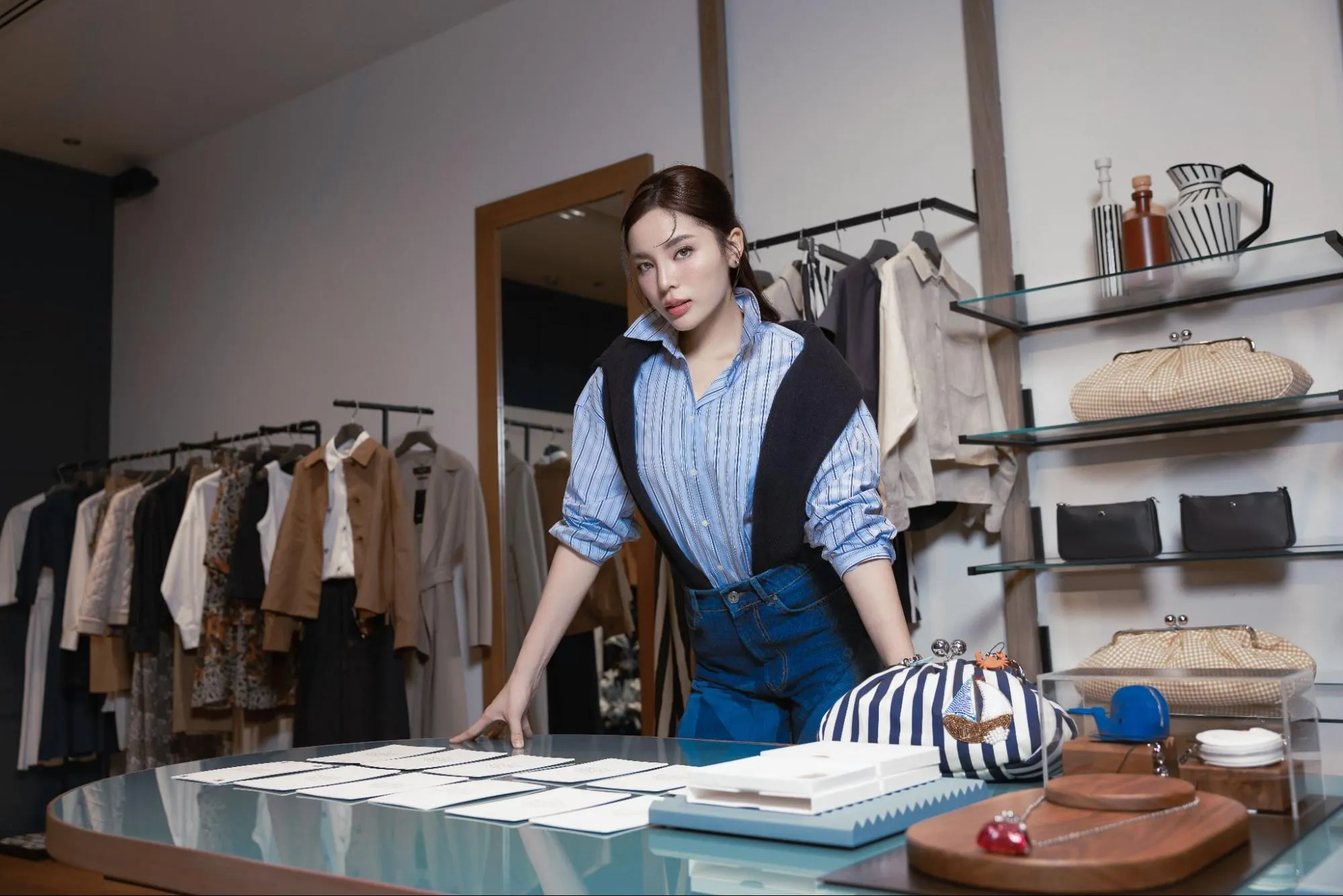 Nàng hậu toát lên vẻ đẹp tinh tế, thanh lịch và đầy bản lĩnh, thể hiện rõ nét tinh thần mà bộ sưu tập hướng đến.