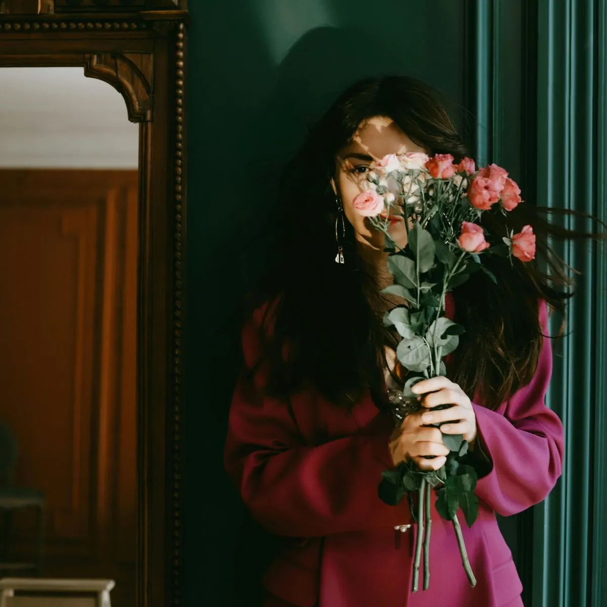 Cô gái cầm hoa hồng che nửa mặt thực hiện trắc nghiệm DISC 