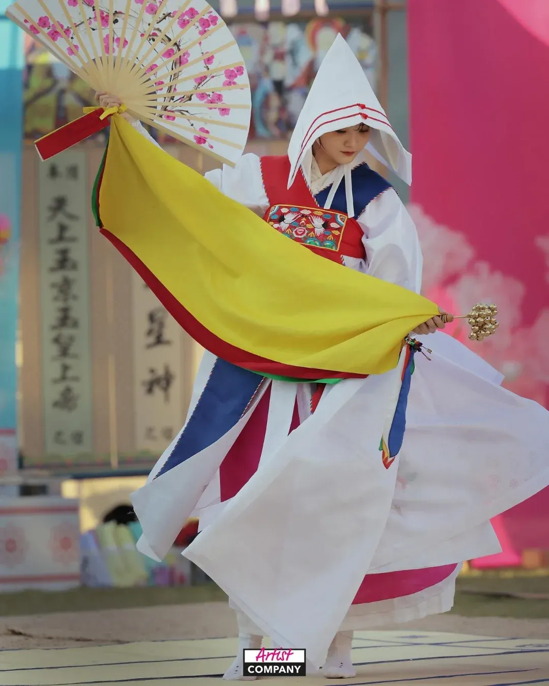Nữ pháp sư Cho Yi Hyun trong Head Over Heels