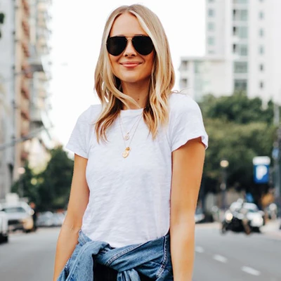 fashion jackson cách phối đồ với áo thun trắng và áo khoác denim - feature