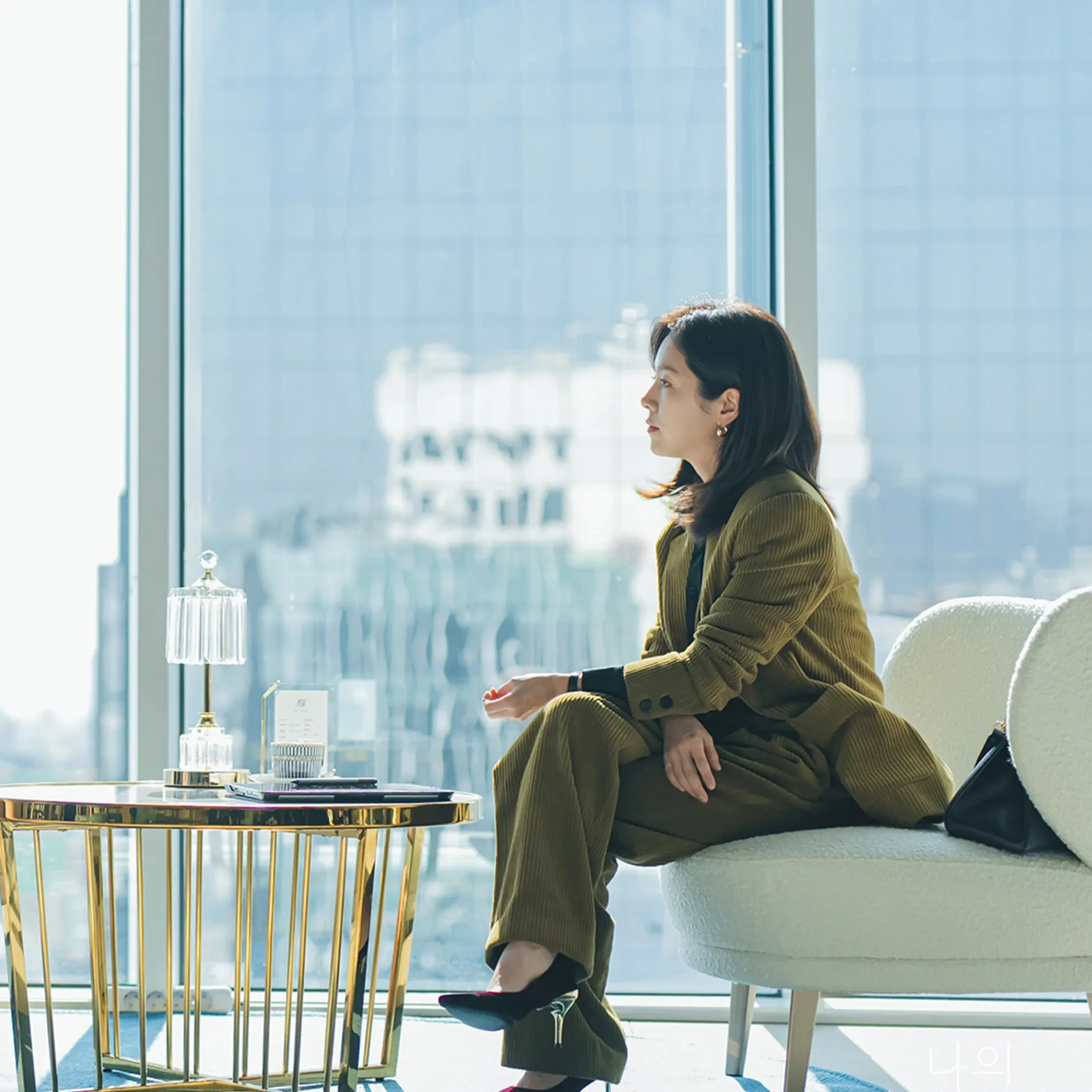suit nhung của nữ chính chàng thư ký hoàn hảo